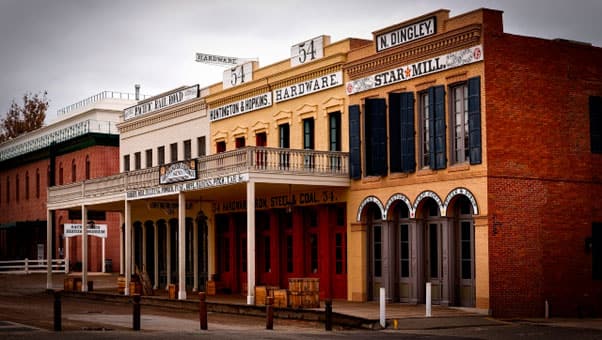 Old Sacramento is a place for you to get in touch with wild west lifestyle. This is a neighborhood that makes Sacramento California a Gem City!